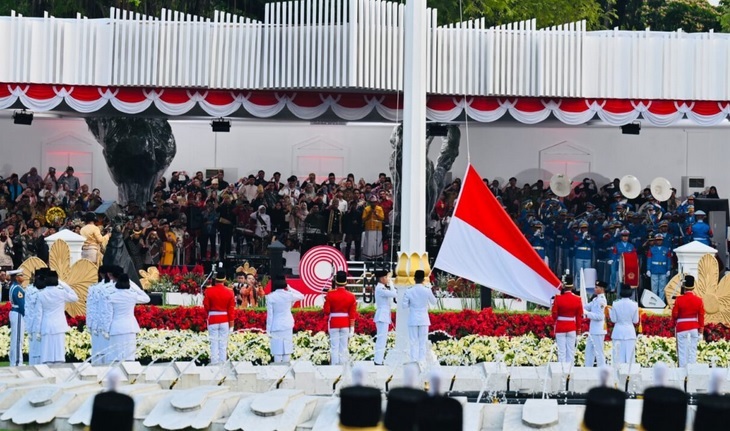 Usai Upacara Penurunan Bendera Duplikat Bendera Merah Putih Dan Naskah